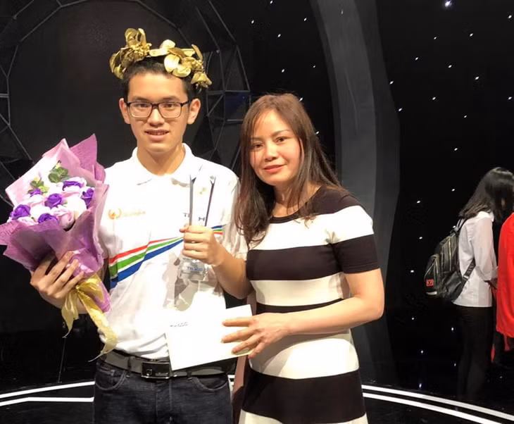 Nguyễn Hoàng Cường chụp ảnh lưu niệm cùng người thân sau khi giành vòng nguyệt quế Cuộc thi tháng 2, Qúy III Đường lên đỉnh Olympia