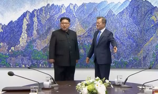 Lãnh đạo Triều Tiên và Tổng thống Hàn Quốc trong phòng họp. Ảnh: Reuters.