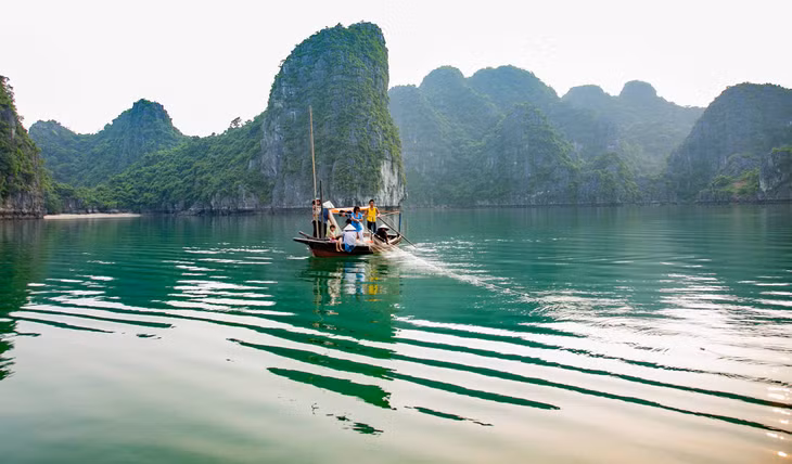 Vịnh Hạ Long biển bốn mùa xanh thẳm.