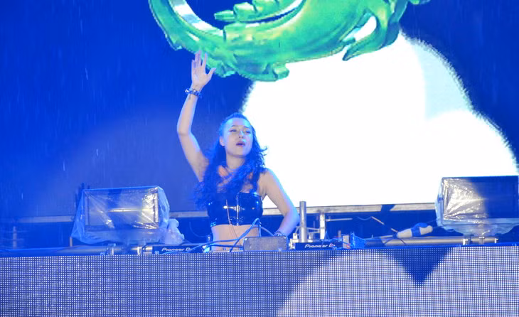 Cháy hết mình với những bản DJ nóng bỏng tại lễ hội.