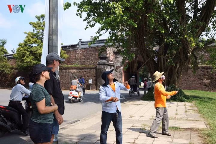  Thả diều vào lúc 2h chiều dưới cái nắng như thiêu đốt nên nghệ nhân phải trang bị những vật dụng chống nắng.