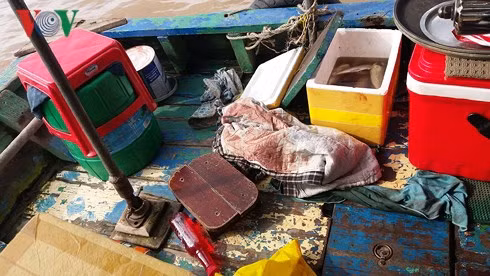Sáng dậy, phát hiện trên đò nhiều vết máu, các ngư dân vội báo với các cơ quan chức năng. Ảnh: Nhật Trường.