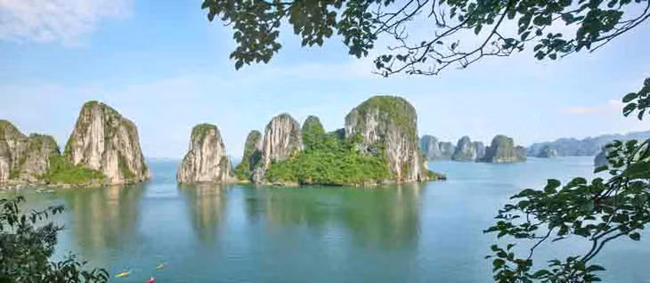 Vịnh Hạ Long như một bức tranh thủy mặc.