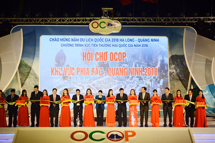 Các đại biểu cắt băng khai mạc hội chợ