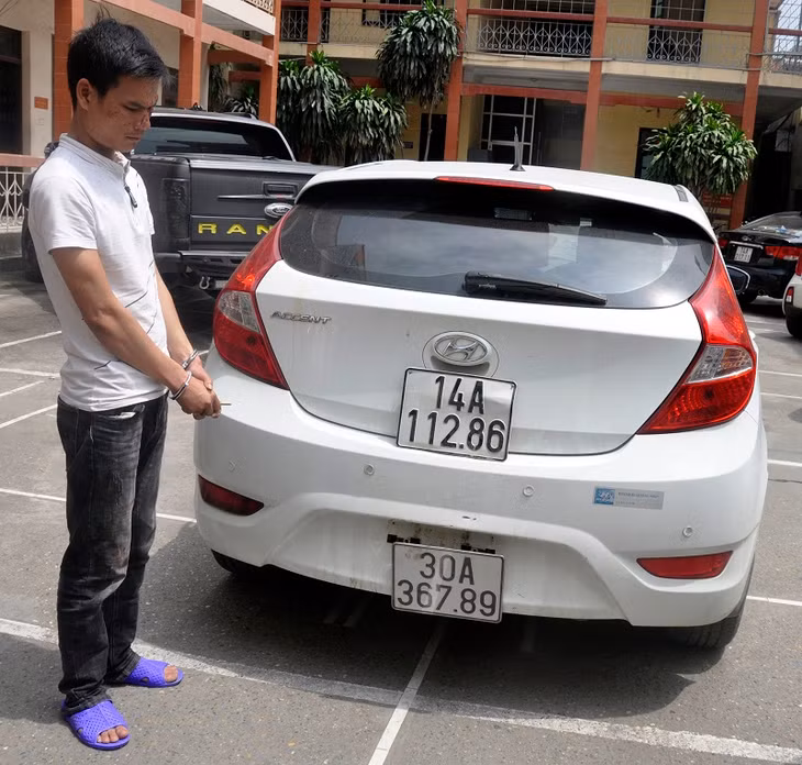 Đối tượng Đức cùng xe ô tô Đức trộm cắp.