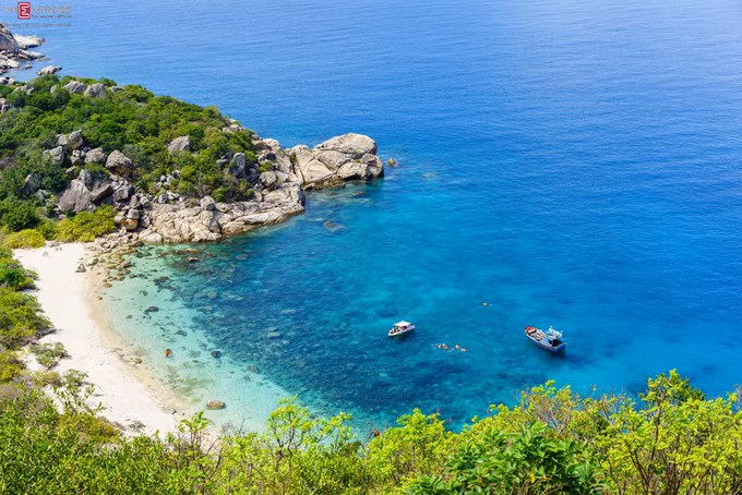 Nam Trung Bộ Việt Nam Theo CnTraveler, các điểm đến như Cam Ranh, Đà Nẵng có những bãi biển đẹp lý tưởng và nổi tiếng với du khách. Hiện tại những nơi này phát triển nhiều resort nghỉ dưỡng cao cấp phục vụ du khách từ spa, villa với bể bơi riêng, sân golf, bờ biển riêng... Ngoài ra sân bay quốc tế Cam Ranh sắp mắt nhà ga mới nhằm đón khách nước ngoài dễ dàng hơn trong thời gian tới. Ảnh: ruahayxin.