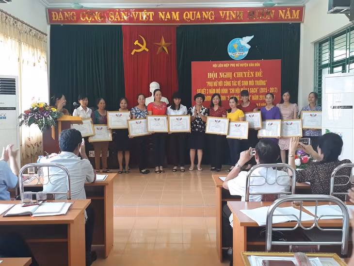 Hội LHPN huyện Vân Đồn khen thưởng những cá nhân có thành tích xuất sắc trong phong trào 5 không, 3 sạch trên địa bàn