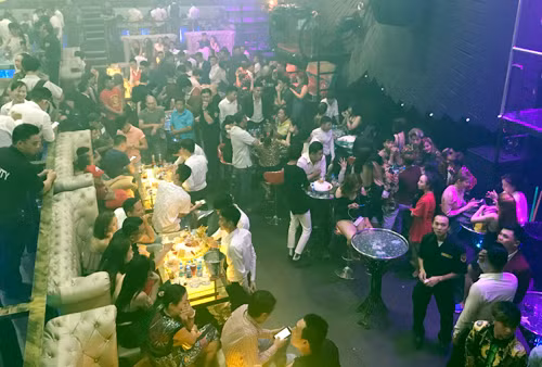 Hàng trăm khách trong bar lúc rạng sáng. Ảnh: Quốc Thắng.