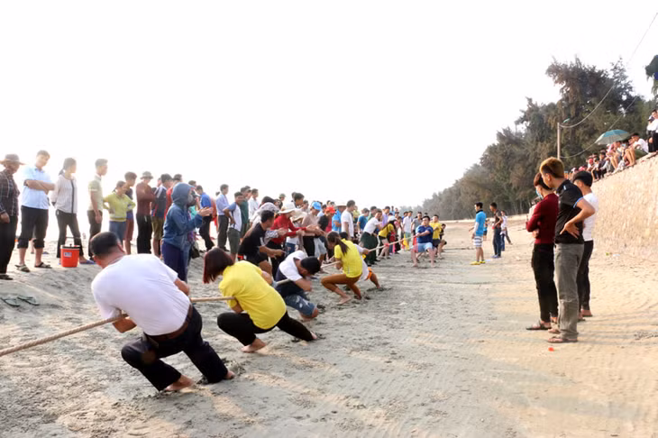 Thi đấu kéo co của quần chúng nhân dân trên địa bàn huyện Cô Tô.