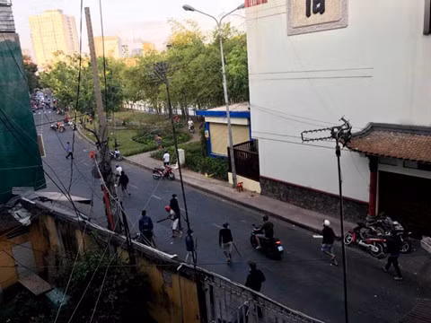 Hai nhóm thanh niên mang mã tấu đuổi chém nhau trên đường phố. ẢNH: C.T.V