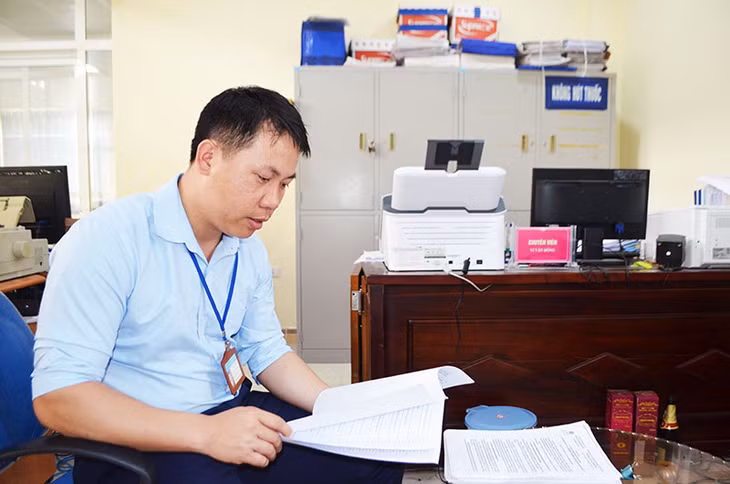 Cán bộ Phòng TN-MT cung cấp tài liệu cho phóng viên