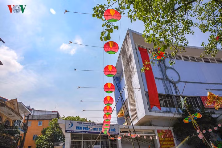  Không gian trưng bày diều tại tiền sảnh nhà văn hóa thành phố Huế. Huế là thành phố nổi tiếng về diều. Dưới thời Bảo Đại, Phủ doãn Thừa Thiên thường tổ chức những cuộc thi diều trong các dịp lễ hằng năm. 