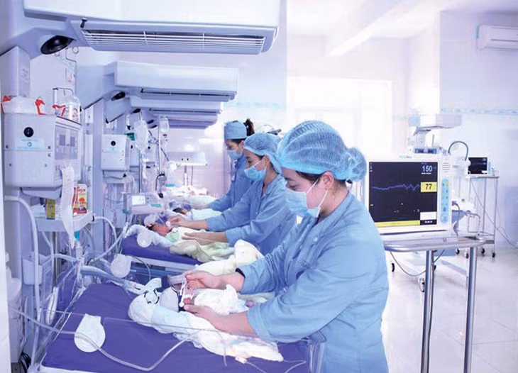 Trẻ sunh non dễ bị còi xương (trong ảnh; Chăm sóc trẻ sinh non tại Bệnh viện Sản nhi tỉnh). Ảnh: Bệnh viện Sản nhi cung cấp