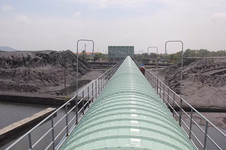 Đầu tư các tuyến băng tải vận chuyển than góp phần bảo vệ môi trường (ảnh: Hệ thống băng tải vận chuyển than từ kho than Khe Ngát ra cảng Điền Công, Uông Bí