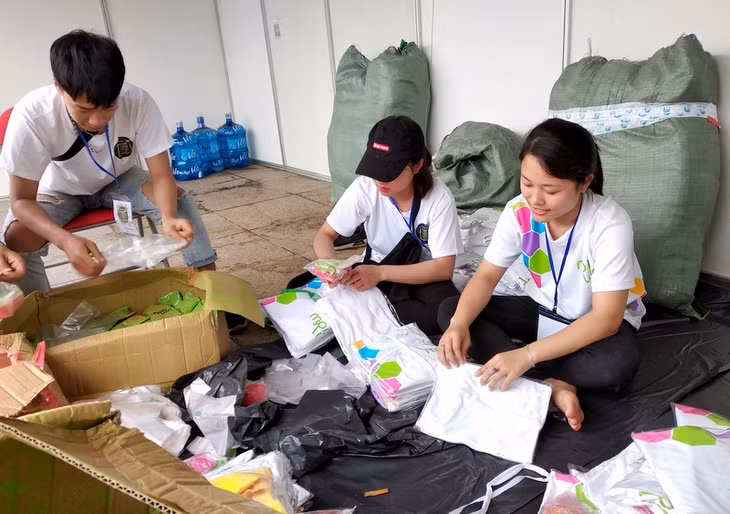 Các thành viên của Ban Tổ chức chuẩn bị các bộ Kit gồm áo và bột màu, sẵn sàng cho đường chạy sắc màu ý nghĩa tại Hạ Long.