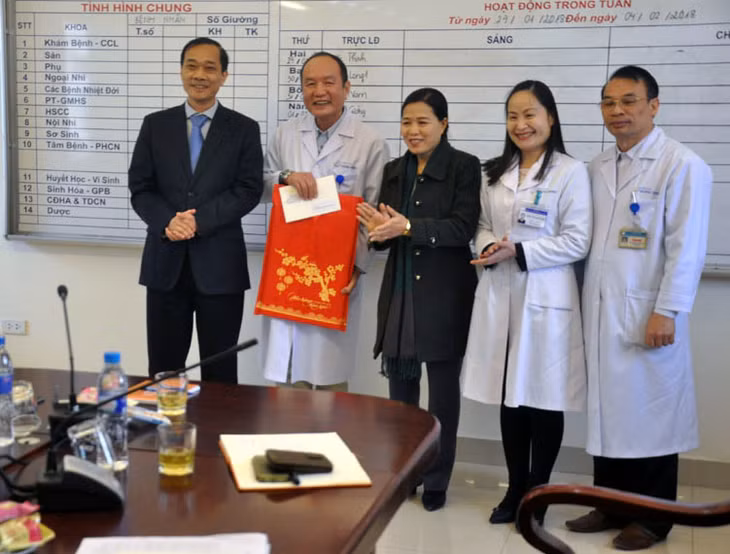 Đoàn ĐBQH tỉnh thăm, tặng quà Bệnh viện Sản nhi tỉnh nhân dịp Tết Nguyên đán 2018