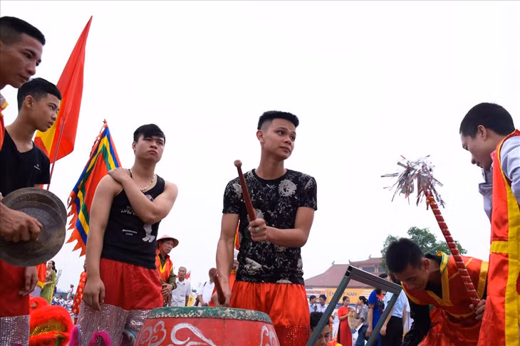 Đoàn rước lễ tạo không khí náo nhiệt.