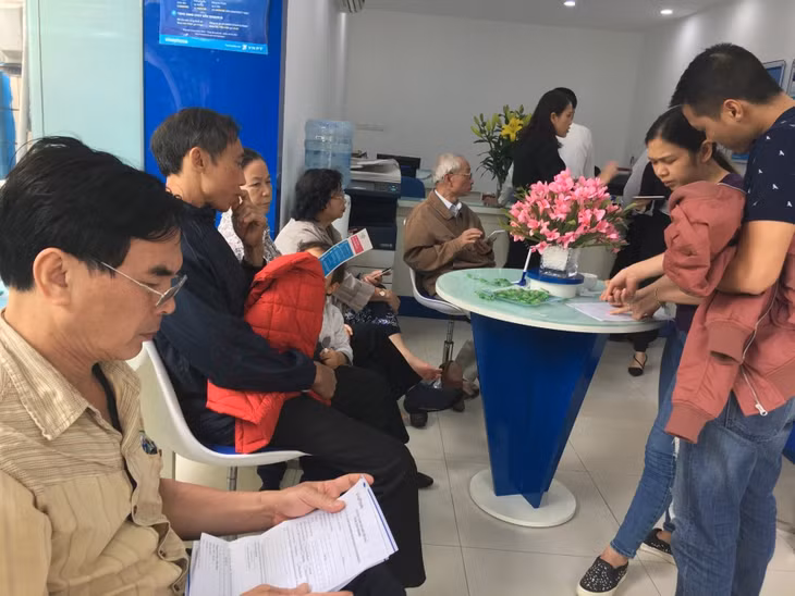 Điểm giao dịch của các nhà mạng gần đây luôn trong tình trạng quá tải khách hàng đến bổ sung thông tin chủ thuê bao - Ảnh: VGP/Thuý Hà