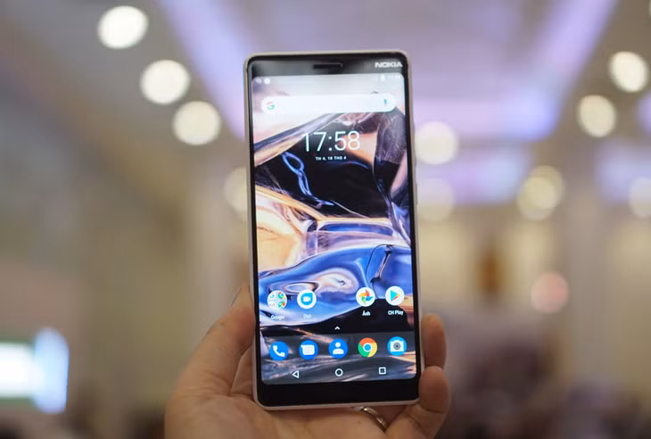 Nokia 7 Plus (6 inch, 9 triệu đồng): HMD luôn đưa về Việt Nam những sản phẩm có điểm nhấn. Với 7 Plus, đây là một trong những di động có khả năng chụp hình tốt nhất trong tầm giá. Model này trang bị 2 camera sau dùng ống kính Zeiss, cho chất lượng hình ảnh rất cao, hỗ trợ chụp xóa phông. Dùng vỏ kim loại nhưng mặt lưng của máy lại được phủ một lớp gốm để chống bám mồ hôi. 