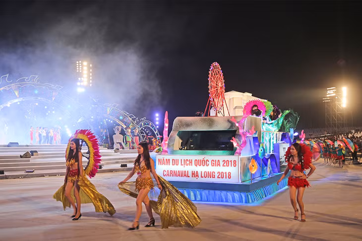 Diễn diễu xe hoa tại Lễ khai mạc Năm Du lịch quốc gia 2018 và Carnaval Hạ Long