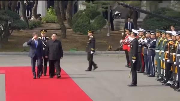 Tổng thống Hàn Quốc và lãnh đạo Triều Tiên cùng duyệt đội danh dự. Ảnh: Reuters.
