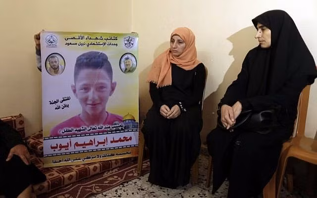 Mẹ của Mohammed Ayoub bên bức ảnh con mình. (Nguồn: timesofisrael.com)