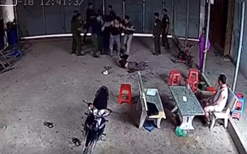 Đối tượng bị lực lượng công an khống chế. Ảnh cắt từ clip