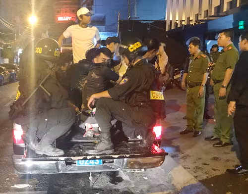 Hàng chục nam nữ nghi vấn sử dụng ma tuý bị đưa về kiểm tra. Ảnh: Quốc Thắng.