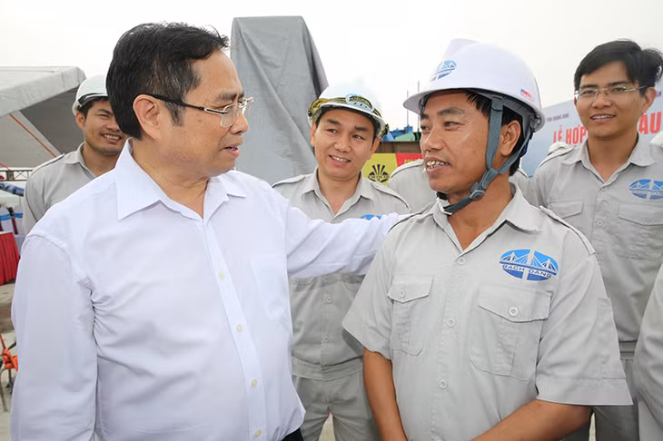 Trưởng Ban Tổ chức Trung ương Phạm Minh Chính trò chuyện với cán bộ, công nhân thi công trên công trường.