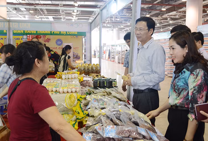 Đồng chí Nguyễn Văn Đọc, Bí thư Tỉnh ủy kiểm tra gian hàng OCOP Tiên Yên