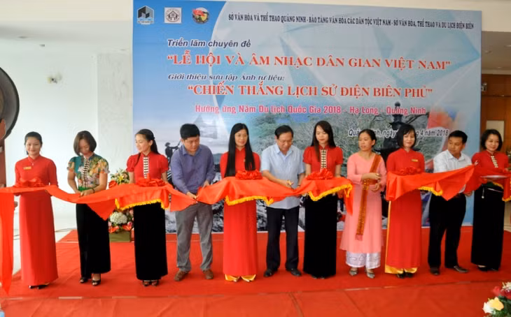 Các đại biểu cắt băng khai mạc triển lãm.