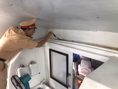 Một phương tiện tại Bến Hoàng Gia (TP Cẩm Phả) lắp đặt đường điện sơ sài tiềm ẩn nguy cơ cháy nổ rất cao 