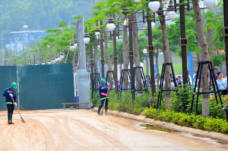 Công nhân vệ sinh tăng cường quét dọn, phun nước dập bụi dọc khu vực đường Hạ Long (khu du lịch Bãi Cháy).