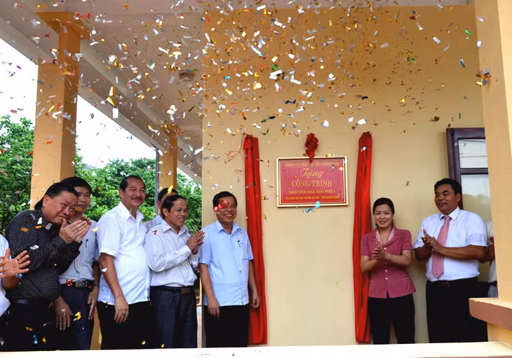 Ông Phạm Thanh Xuân (đầu tiên bên phải) trong lễ khánh thành nhà văn hóa khu phố 1, thị trấn Ba Chẽ nơi mà ông đóng góp nhiều công vận động xã hội hóa (Ảnh do ông Xuân cung cấp)