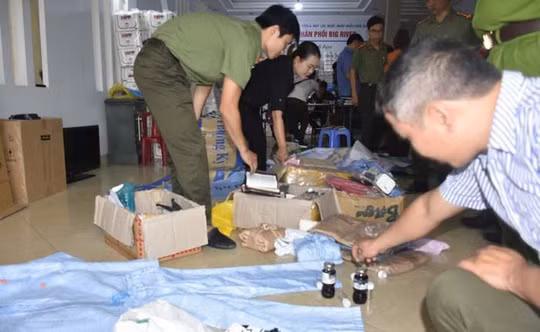 Lực lượng công an tiếp hành kiểm tra ngôi nhà kinh doanh bán máy lọc nước "trá hình" của hoạt động "Hội thánh Đức Chúa Trời Mẹ"