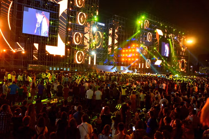 Sau đó là những vũ điệu sôi động của nhạc EDM dưới bàn tay phù thủy của các DJ như Linh Su, Ly Sugar.