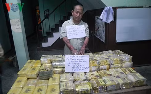 Đối tượng mang quốc tịch Lào cùng tang vật.