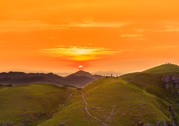  Đồng Cao, Bắc Giang: Đồng Cao nằm cách Hà Nội khoảng 150 km là một cao nguyên nhỏ lôi cuốn du khách bởi vẻ đẹp kỳ vĩ và thơ mộng của thiên nhiên. Địa điểm này có những bãi đá cổ nằm trên những đồi cỏ xanh mướt cùng những chú bò thong dong gặm cỏ hiền hòa.