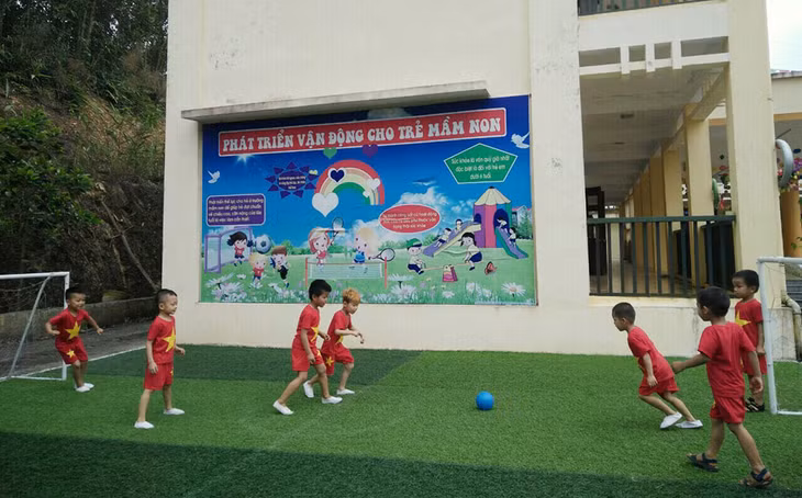 Trẻ mẫu giáo Trường Mầm non Điền Xá đá bóng tại khuôn viên sân trường