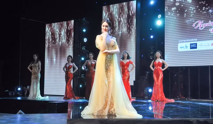 Phần thi trang phục dạ hội cũng làm 