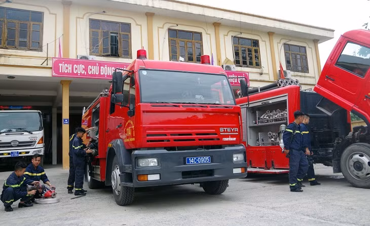 Cảnh sát PCCC bảo dưỡng phương tiện, thiết bị sẵn sàng thường trực chiến đấu, góp phần đảm bảo an toàn PCCC đạt hiệu quả. 