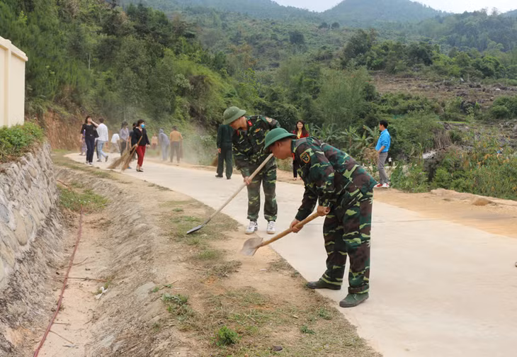 tổ chức ra quân tổng vệ sinh môi trường tại bản Khe O, xã Lục Hồn, ngày 12/4. Ảnh: La Nhung (Trung tâm TT-VH Bình Liêu)