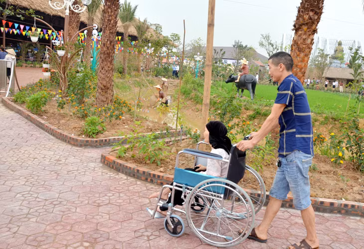 Anh Lê Văn Tới, khu 1 phường Vàng Danh, TP Uông Bí thong thả đưa mẹ đi thăm các điểm vui chơi, trải nghiệm tại khu du lịch Quảng Ninh Gate 