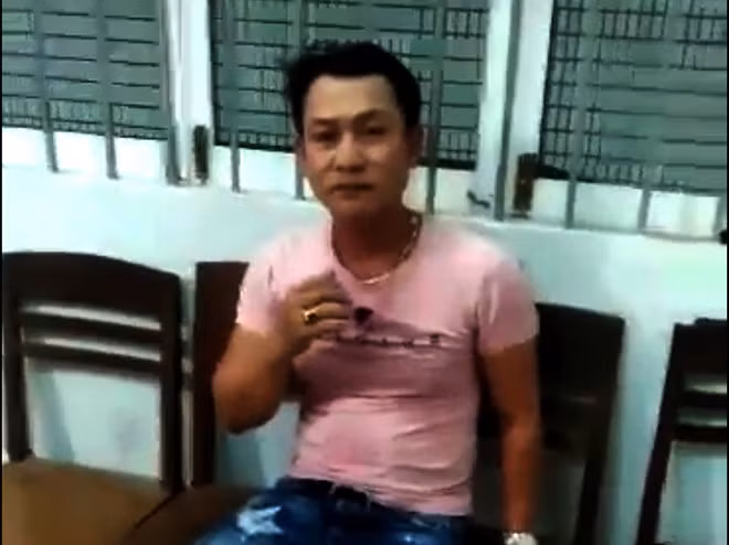 Lâm Hán Tiến tại cơ quan công an. Ảnh cắt từ clip.