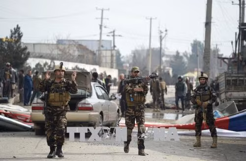 Lực lượng an ninh Afghanistan điều tra tại hiện trường một vụ đánh bom liều chết ở Kabul. Ảnh: AFP/TTXVN