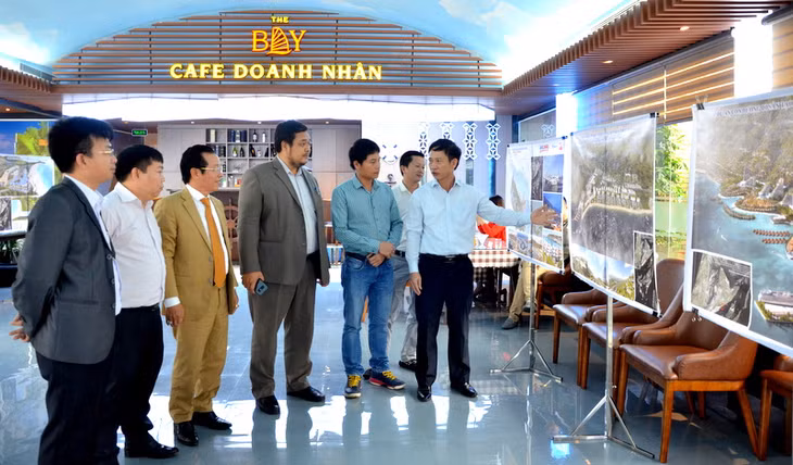 Ban Quản lý Khu kinh tế (KKT) phối hợp với Hiệp hội Doanh nghiệp tỉnh tổ chức Chương trình Cafe Doanh nhân (Đại diện doanh nghiệp xem quy hoạch và phối cảnh tổng thể của một số dự án tại Vân Đồn trong tương lai). Ảnh: Lương Giang.