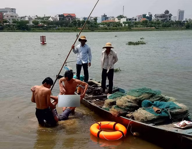 Nam thanh niên được hai bảo vệ công trình cứu sống. Ảnh: Anh Quyên.
