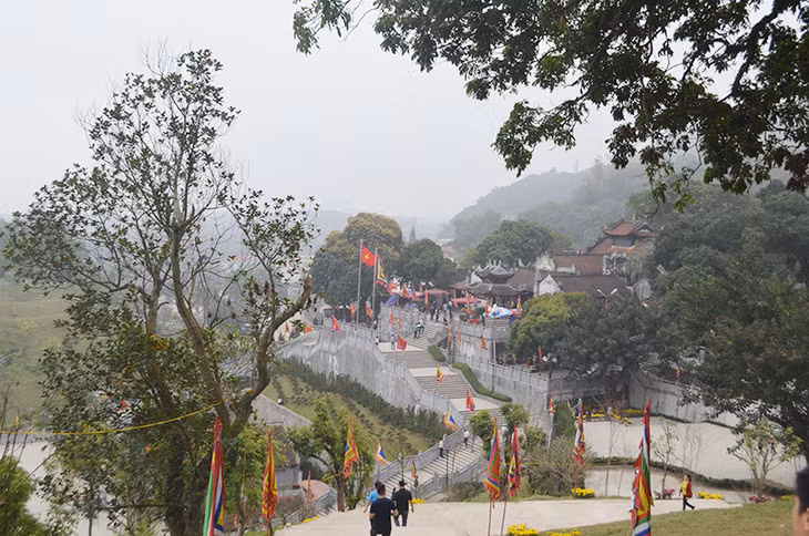 Đền Cửa Ông là một điểm đến thu hút đông đảo người dân, du khách bốn phương hằng năm.