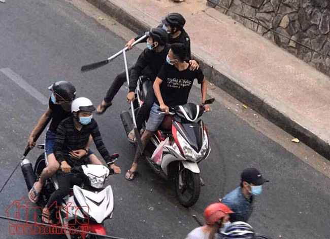 Một trong 2 băng nhóm cầm hung khí đi xe máy hỗn chiến.