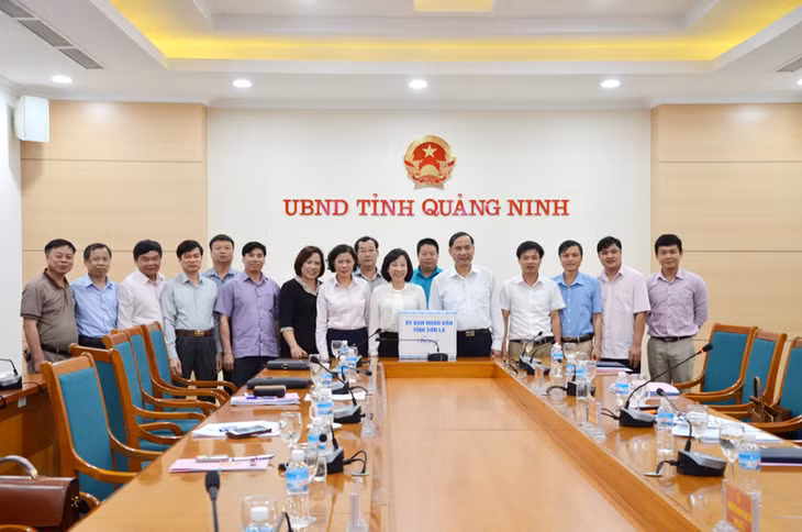 Đoàn công tác tỉnh Sơn La tặng quà và chụp ảnh lưu niệm cùng lãnh đạo tỉnh Quảng Ninh